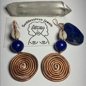 Copper Spiral earring with Lapiz Lazullii & Cowry